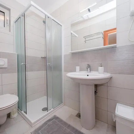 Anggela Gostinjska kuća 4*