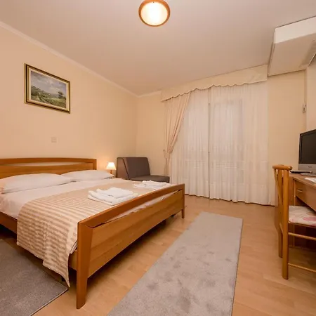 Anggela 4* Supetarska Draga