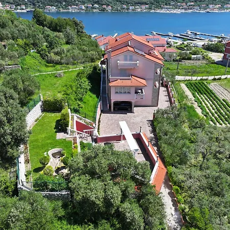 Anggela 4* Supetarska Draga