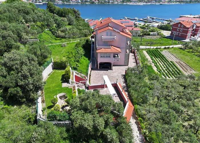 Anggela 4* Supetarska Draga